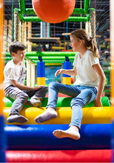 detské ihrisko deti hrajúce sa na detskom ihrisku